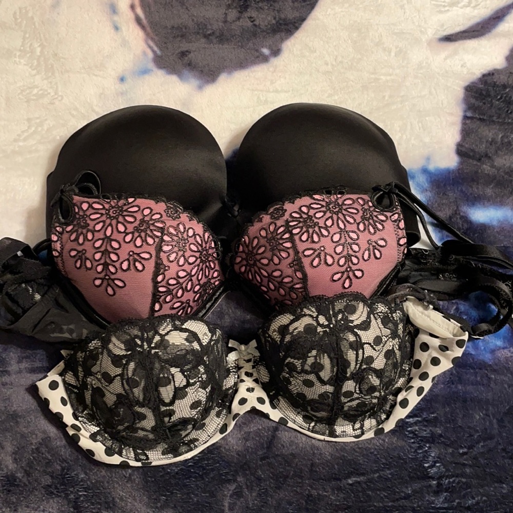 3 Victoria secret bras.